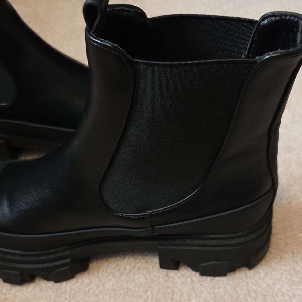 PORTLAND BOOT CO Black Ankle Boots with Chunky Sole - Picture 4 of 6